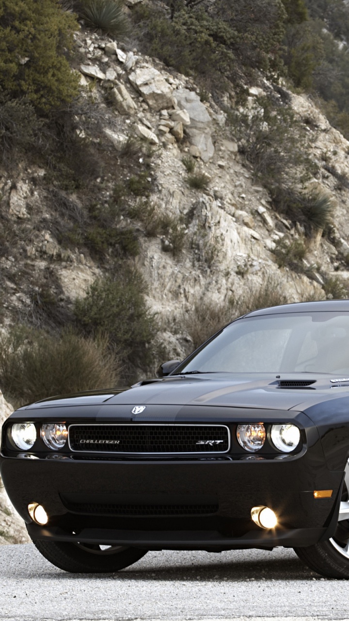 Schwarzes Bmw m 3 Coupe Auf Grauem Felsberg Tagsüber. Wallpaper in 720x1280 Resolution