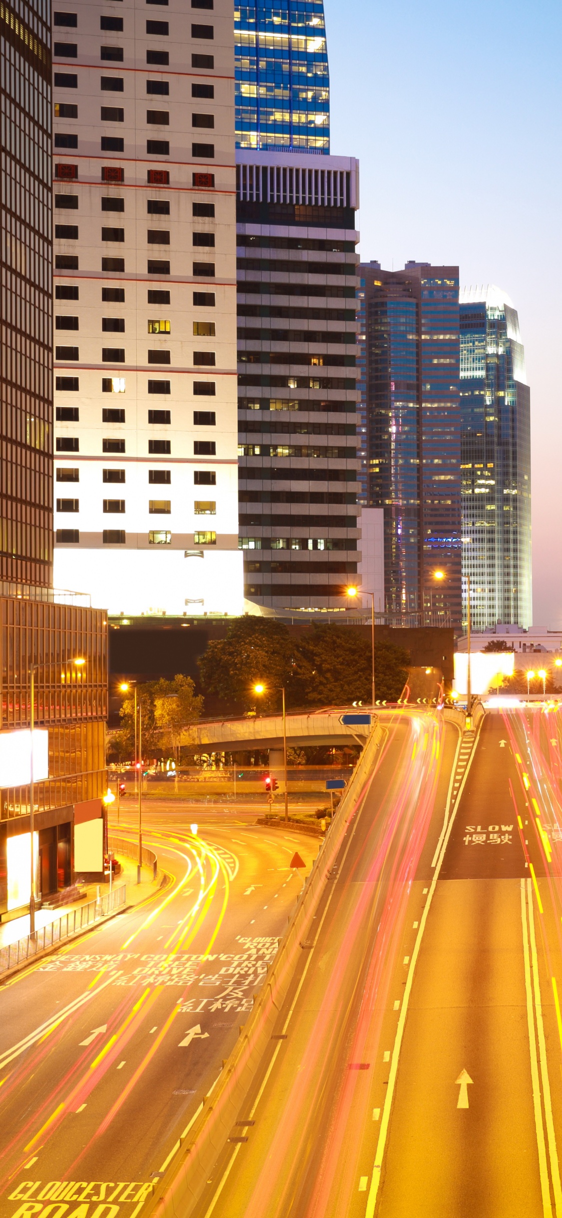 Photographie en Accéléré de la Ville Pendant la Nuit. Wallpaper in 1125x2436 Resolution