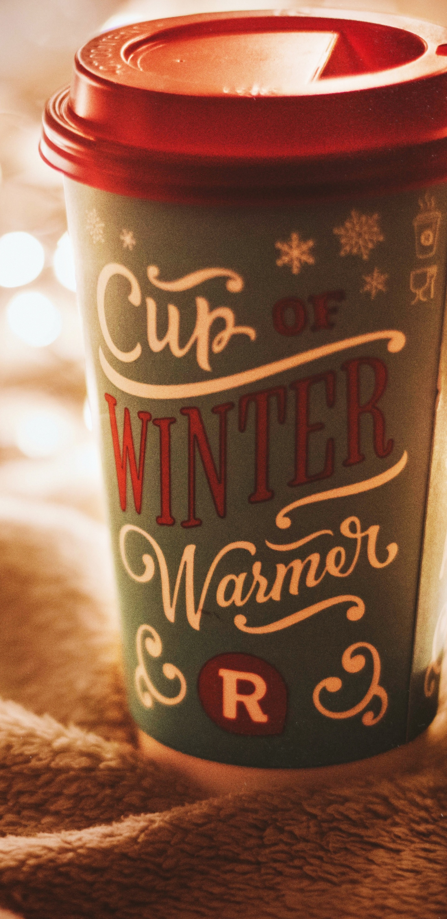 Vaso de Plástico Rojo y Blanco Sobre Textil Marrón. Wallpaper in 1440x2960 Resolution