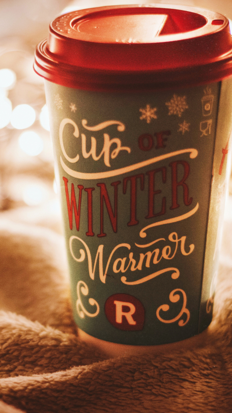 Vaso de Plástico Rojo y Blanco Sobre Textil Marrón. Wallpaper in 750x1334 Resolution