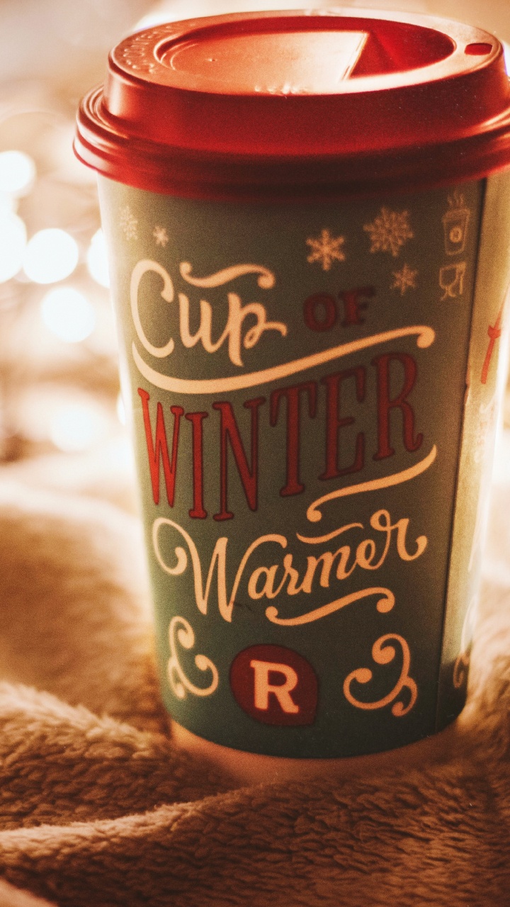 Rot-weißer Plastikbecher Auf Braunem Textil. Wallpaper in 720x1280 Resolution