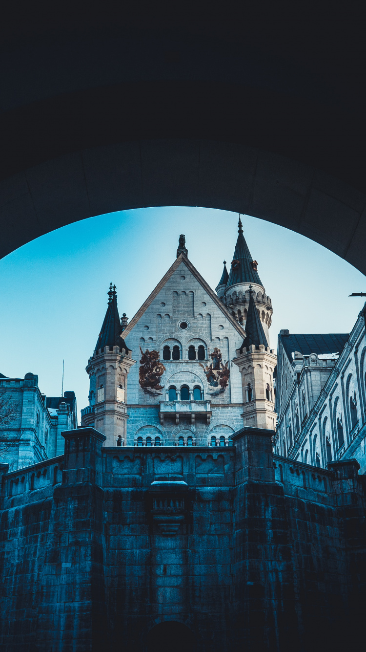 Blau-weißes Betongebäude. Wallpaper in 750x1334 Resolution