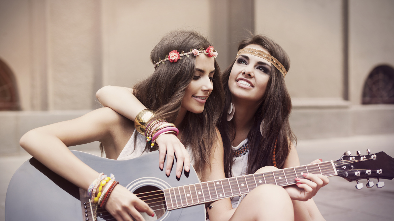 Akustikgitarre, Freundschaft, Gezupfte Saiteninstrumente, Schönheit, Musiker. Wallpaper in 1366x768 Resolution
