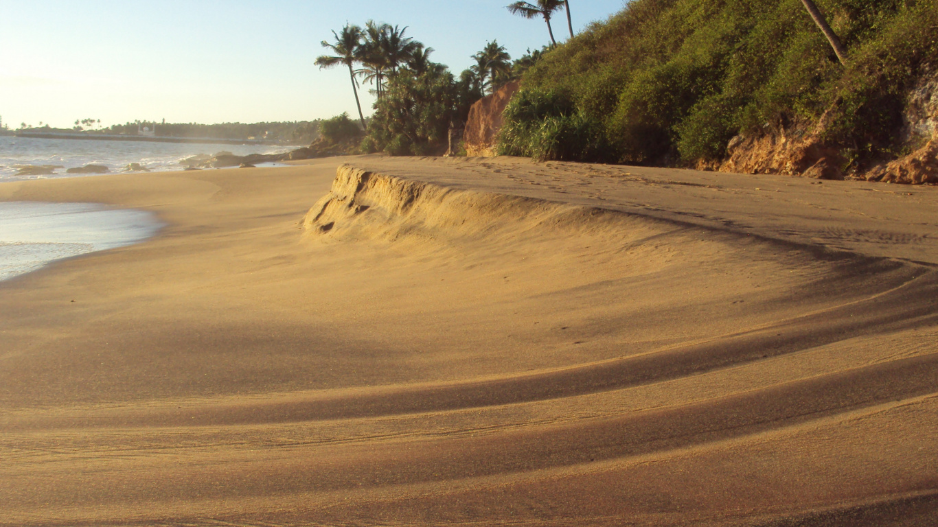 Brauner Sand in Der Nähe Eines Gewässers Tagsüber Water. Wallpaper in 1366x768 Resolution