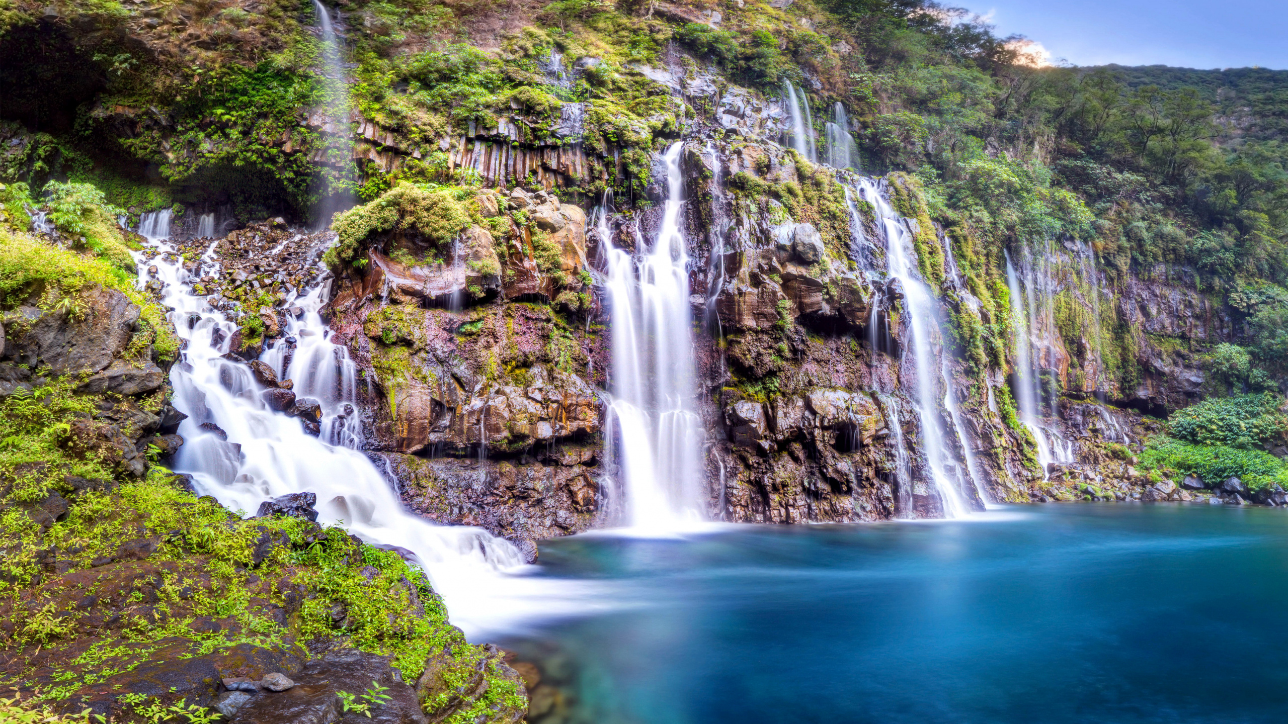 Cascadas en Medio de la Montaña Verde y Marrón. Wallpaper in 2560x1440 Resolution
