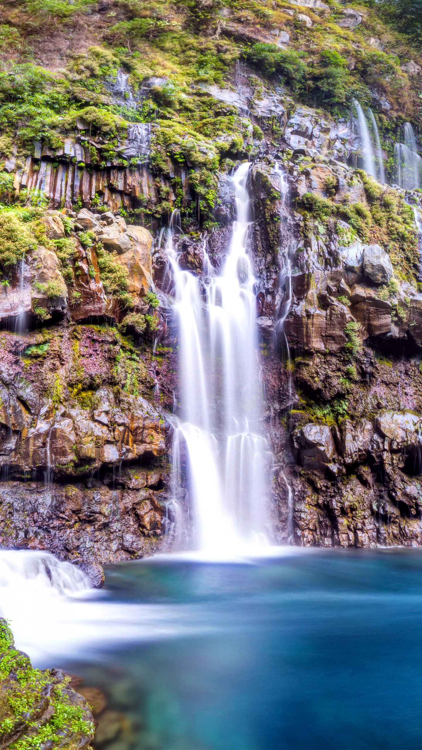 Cascades au Milieu de la Montagne Verte et Brune. Wallpaper in 1440x2560 Resolution