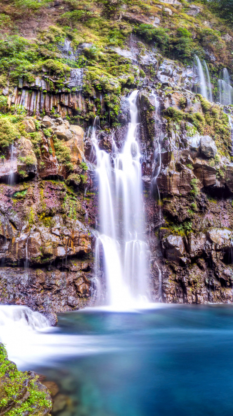 Cascades au Milieu de la Montagne Verte et Brune. Wallpaper in 750x1334 Resolution