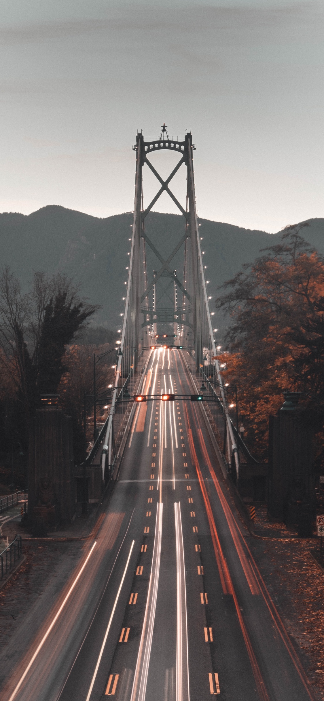 Fotografía de Lapso de Tiempo de Automóviles en el Puente Durante la Noche. Wallpaper in 1125x2436 Resolution