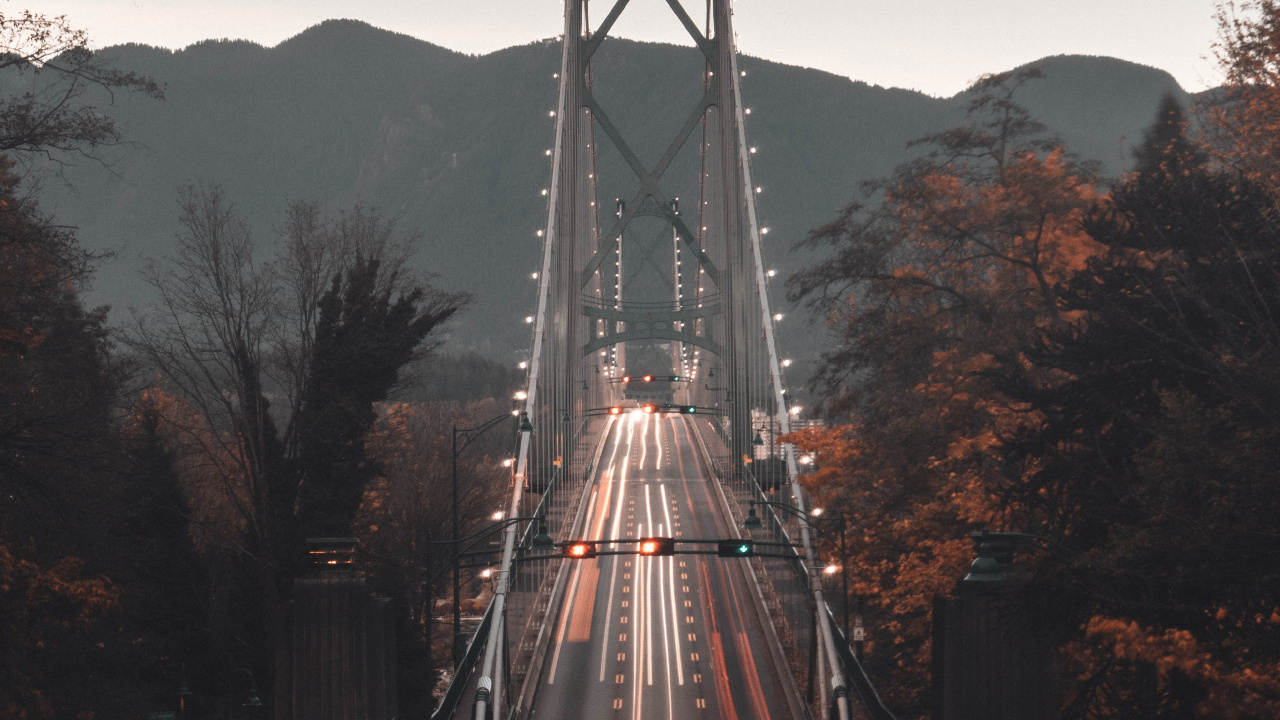 Zeitrafferaufnahmen Von Autos Auf Der Brücke Bei Nacht. Wallpaper in 1280x720 Resolution