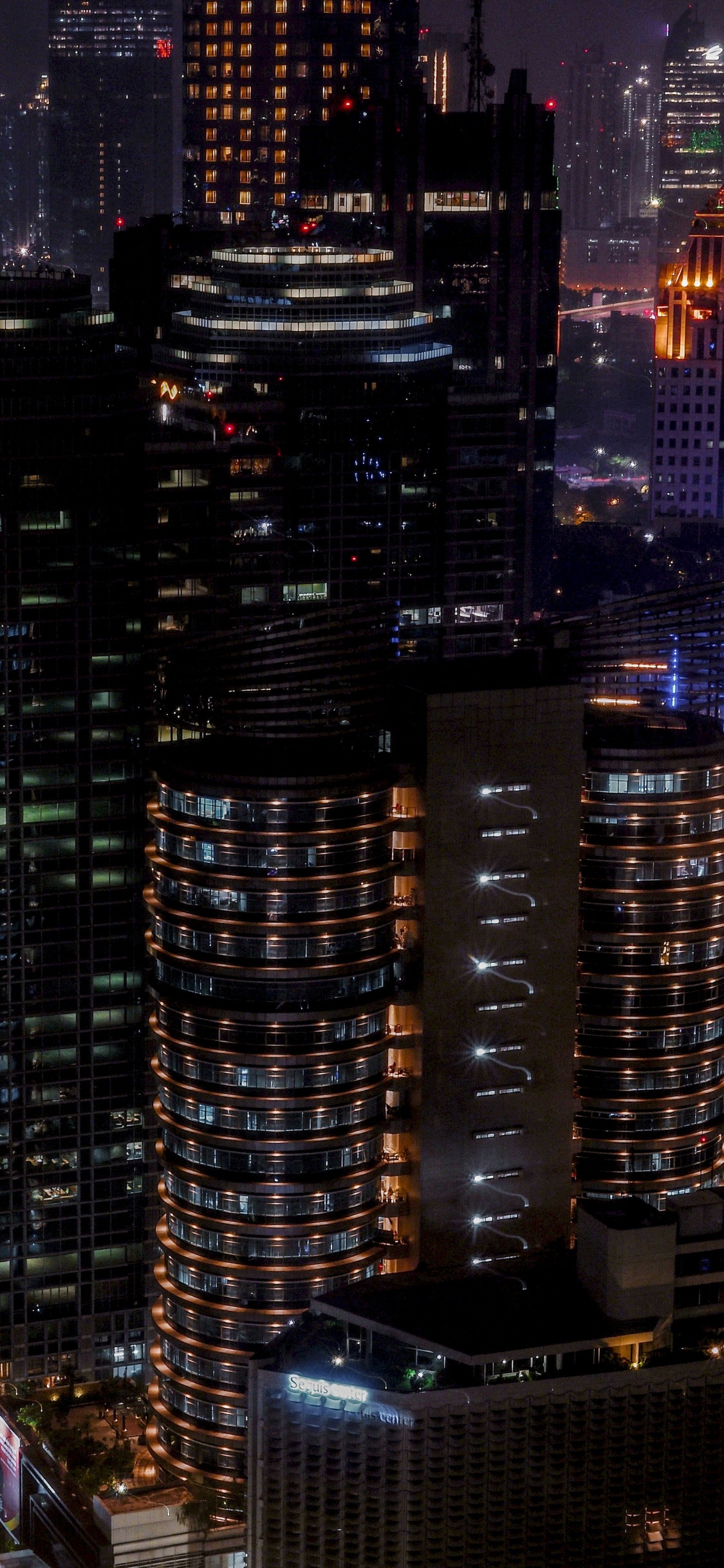 Immeubles de Grande Hauteur Pendant la Nuit. Wallpaper in 1125x2436 Resolution