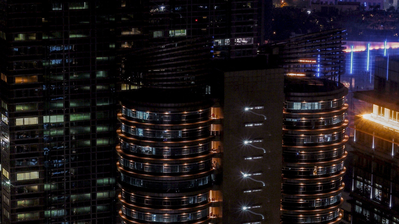 Immeubles de Grande Hauteur Pendant la Nuit. Wallpaper in 1280x720 Resolution