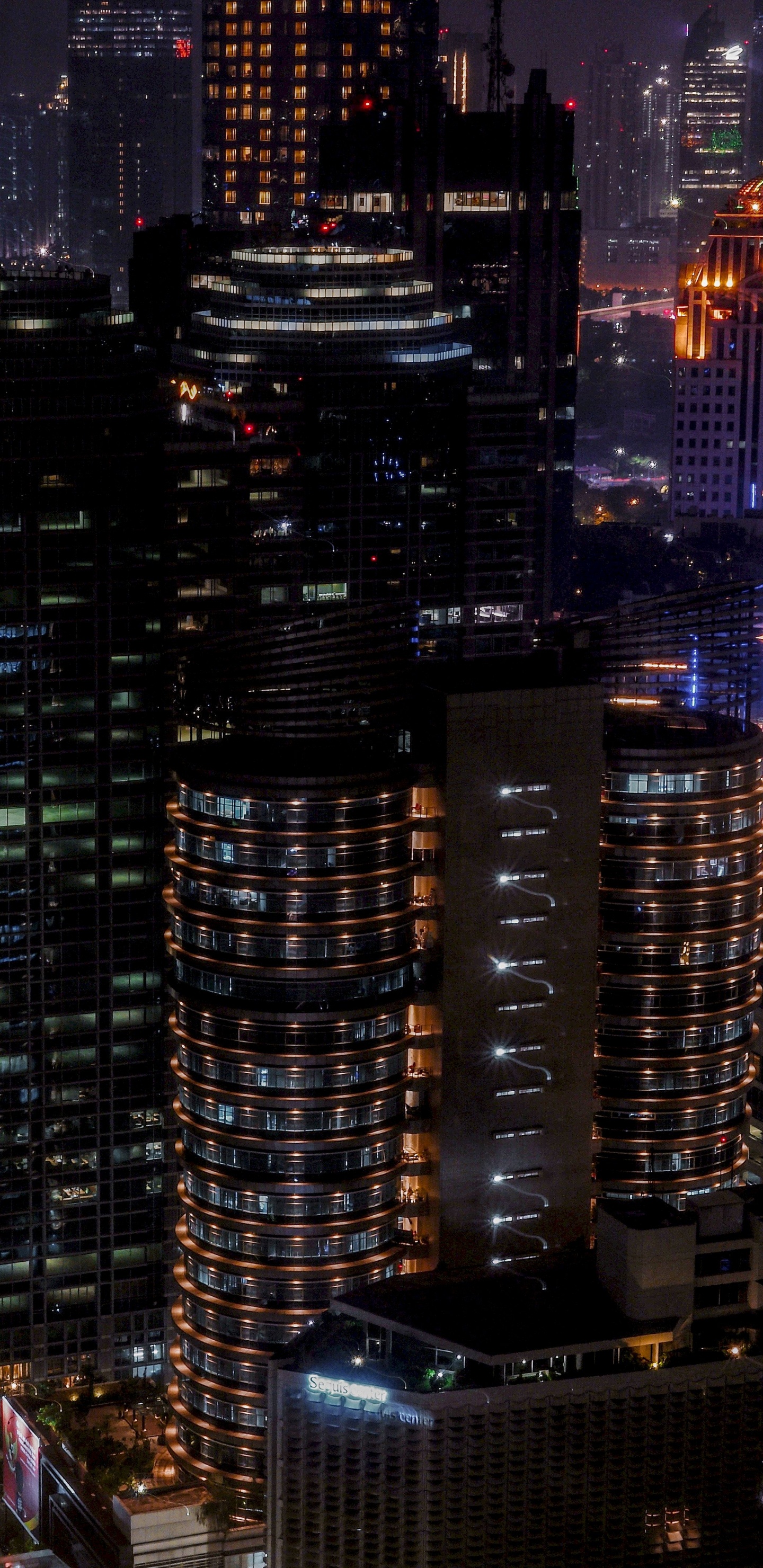 Immeubles de Grande Hauteur Pendant la Nuit. Wallpaper in 1440x2960 Resolution