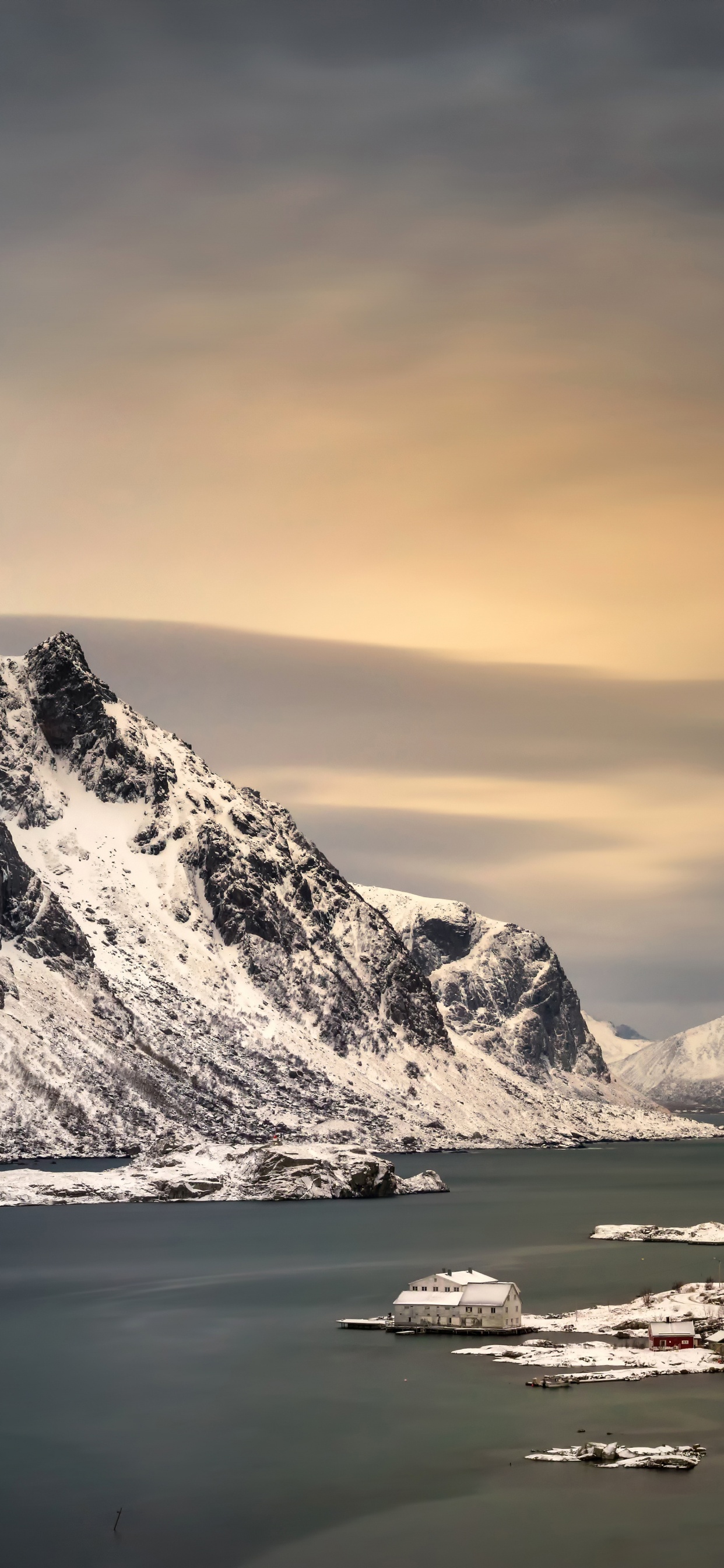 Montaña Cubierta de Nieve Cerca Del Cuerpo de Agua Durante el Día. Wallpaper in 1242x2688 Resolution