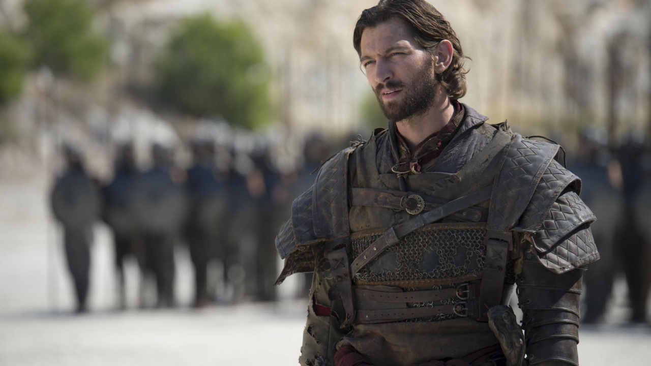 Mann in Schwarz-brauner Tarnuniform, Der Tagsüber Auf Grauem Betonboden Steht. Wallpaper in 1280x720 Resolution