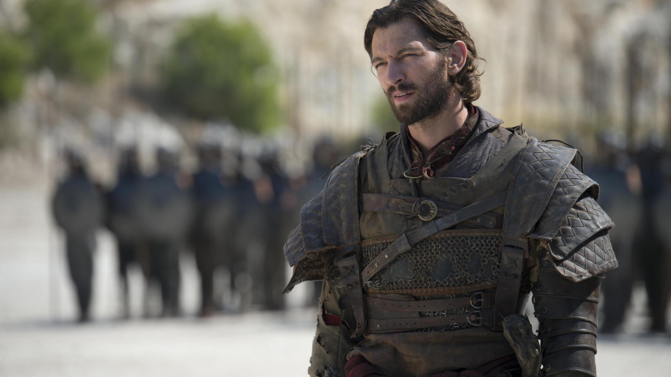 Mann in Schwarz-brauner Tarnuniform, Der Tagsüber Auf Grauem Betonboden Steht. Wallpaper in 1366x768 Resolution