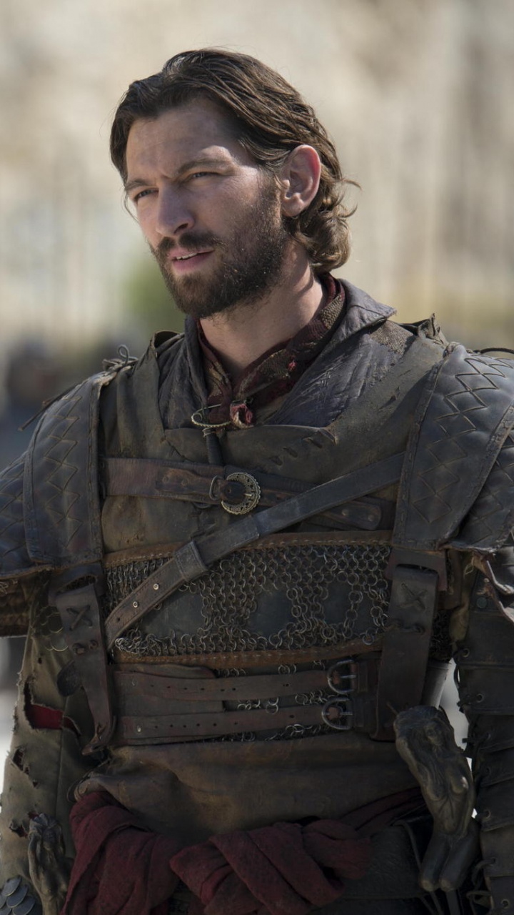 Mann in Schwarz-brauner Tarnuniform, Der Tagsüber Auf Grauem Betonboden Steht. Wallpaper in 720x1280 Resolution