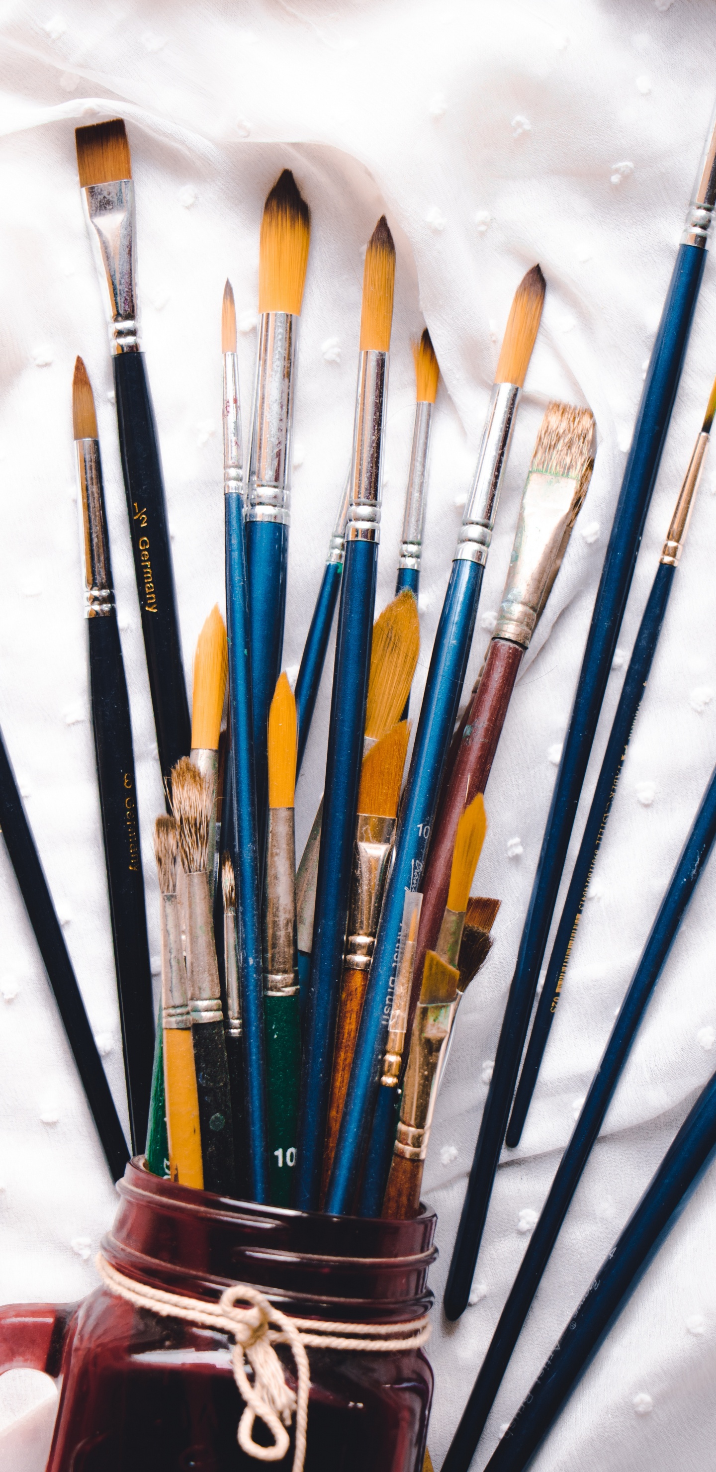 Pinceles de Colores Surtidos Sobre Textil Blanco. Wallpaper in 1440x2960 Resolution