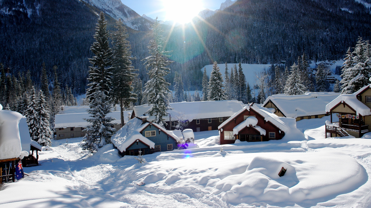 Maison Brune et Blanche Près Des Arbres Verts et de la Montagne Pendant la Journée. Wallpaper in 1280x720 Resolution