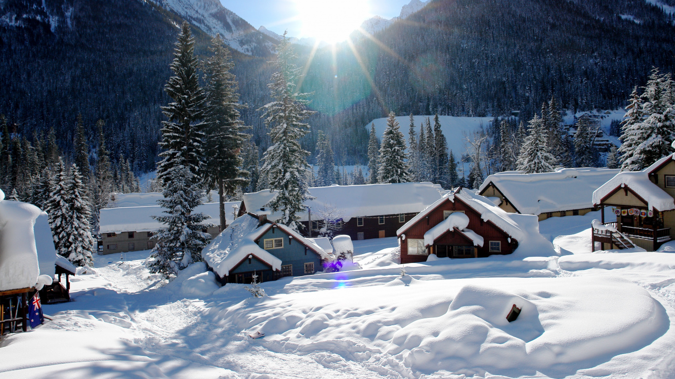 Casa Marrón y Blanca Cerca de Árboles Verdes y Montañas Durante el Día.. Wallpaper in 1366x768 Resolution
