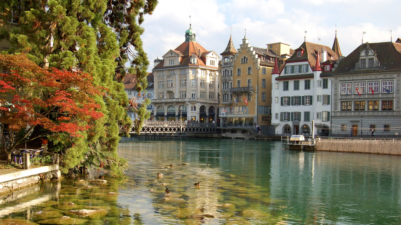 Plan D'eau Près D'arbres Verts et D'un Bâtiment en Béton Blanc Pendant la Journée. Wallpaper in 1280x720 Resolution