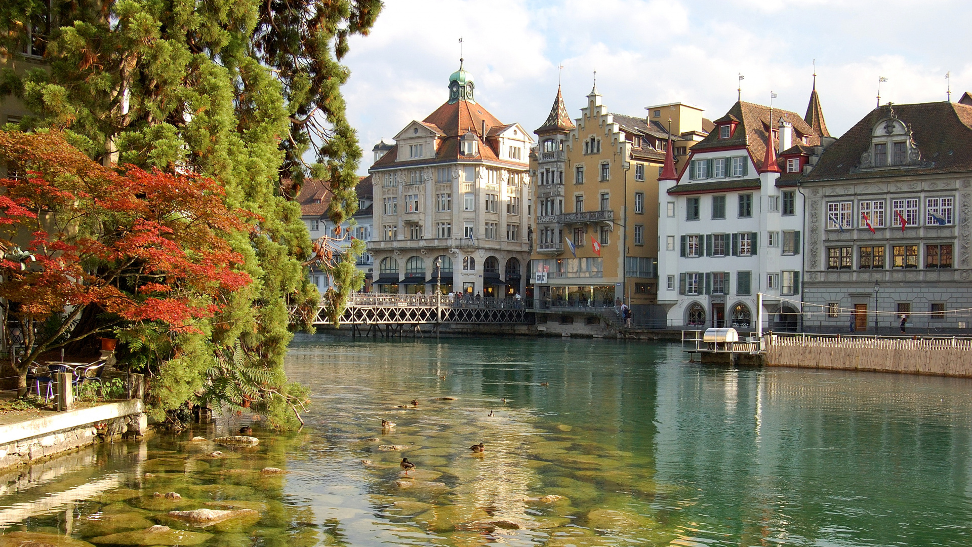 Plan D'eau Près D'arbres Verts et D'un Bâtiment en Béton Blanc Pendant la Journée. Wallpaper in 1920x1080 Resolution
