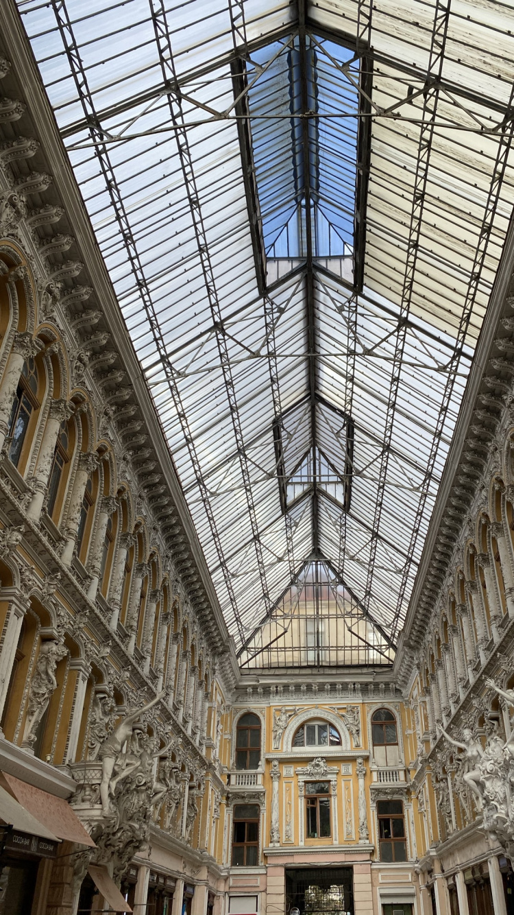 Durchgang Hotel, Klassische Architektur, Sehenswürdigkeit, Solatube, Leuchte. Wallpaper in 750x1334 Resolution