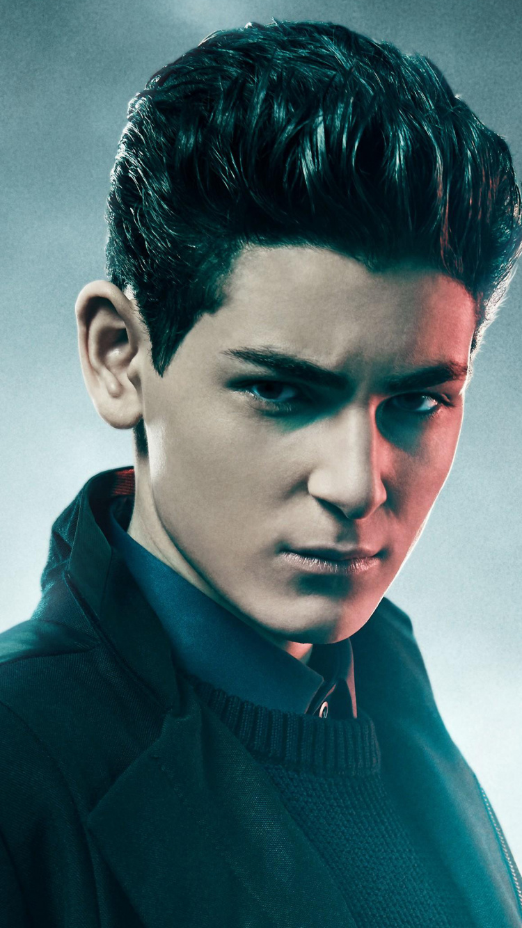 Mann im Blauen Hemd Mit Kragen. Wallpaper in 750x1334 Resolution