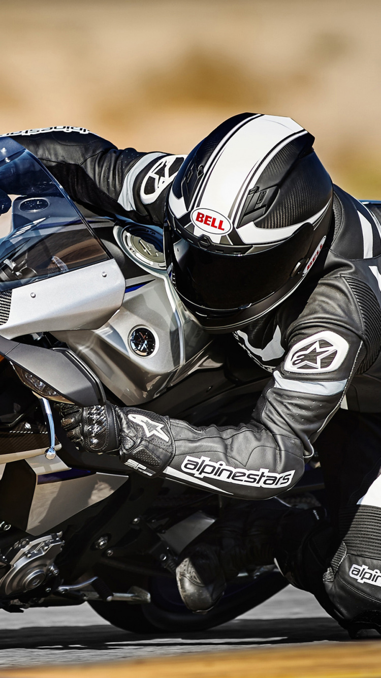 Homme en Costume de Moto Noir et Blanc à Cheval Sur un Vélo de Sport Orange et Noir. Wallpaper in 750x1334 Resolution