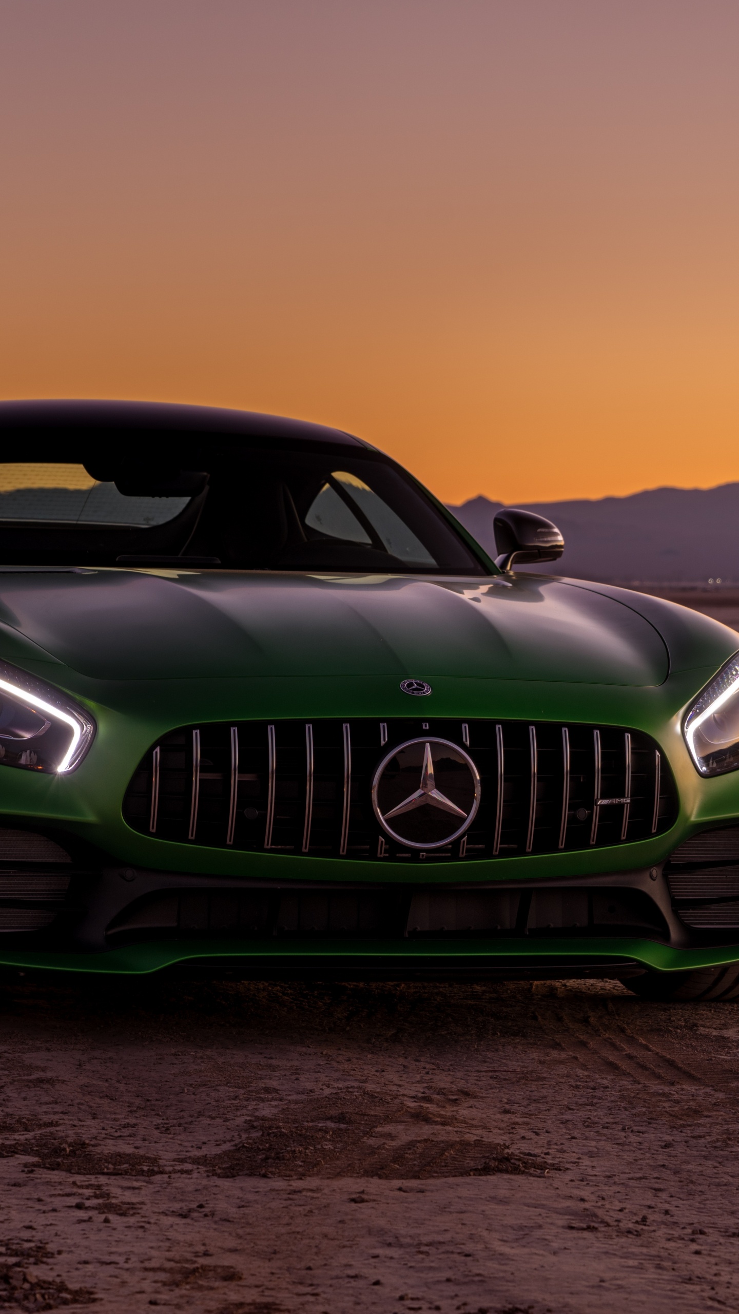 BMW m 3 Coupé Vert Sur le Rivage de la Plage Pendant le Coucher du Soleil. Wallpaper in 1440x2560 Resolution