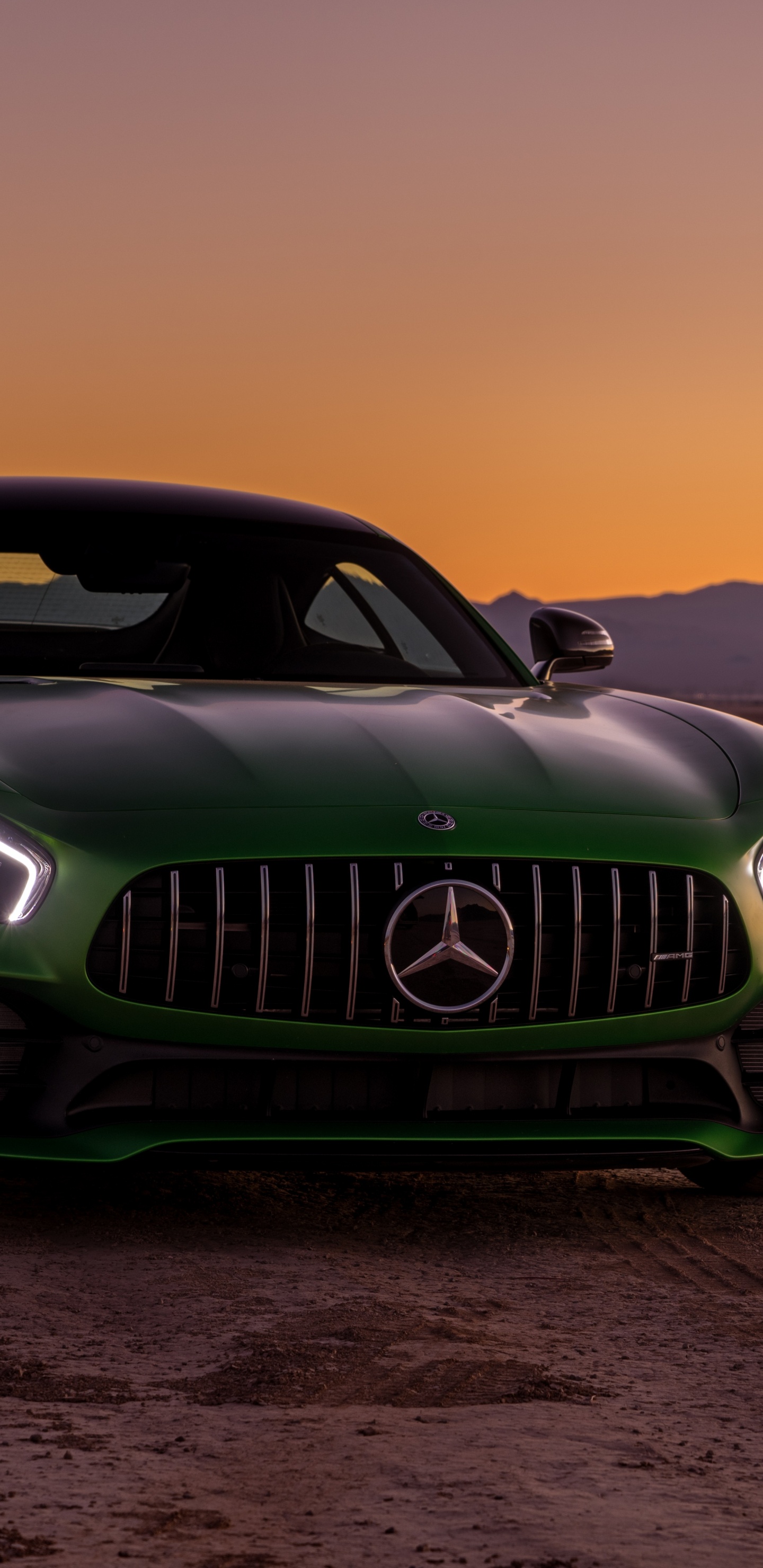 BMW m 3 Coupé Vert Sur le Rivage de la Plage Pendant le Coucher du Soleil. Wallpaper in 1440x2960 Resolution