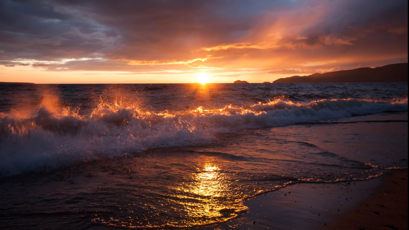 Vagues de la Mer se Brisant Sur le Rivage Pendant le Coucher du Soleil. Wallpaper in 1366x768 Resolution