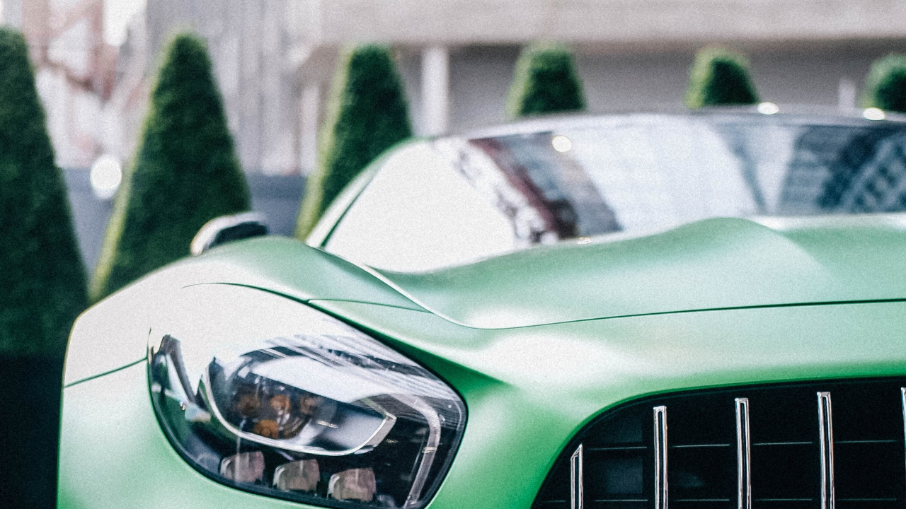 Voiture Verte Avec Voiture Blanche et Noire Sur le Côté. Wallpaper in 1280x720 Resolution