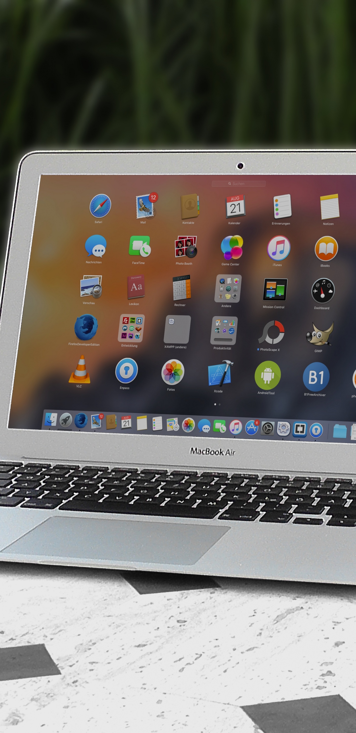 Macbook Air Sur Tableau Blanc. Wallpaper in 1440x2960 Resolution