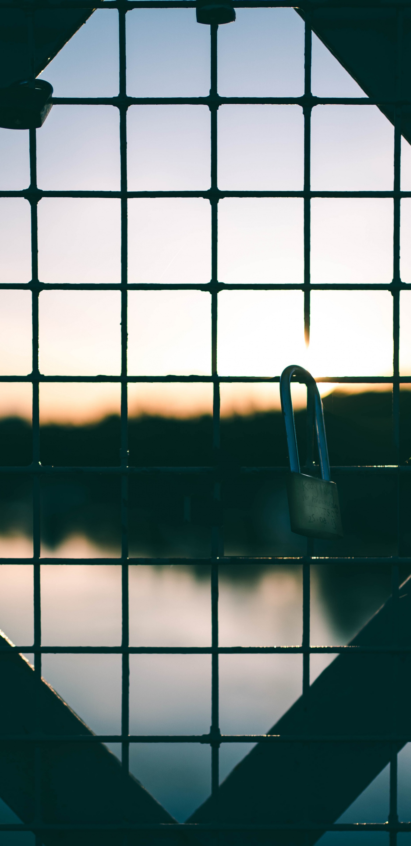 Clôture en Métal Noir Avec Cadenas. Wallpaper in 1440x2960 Resolution