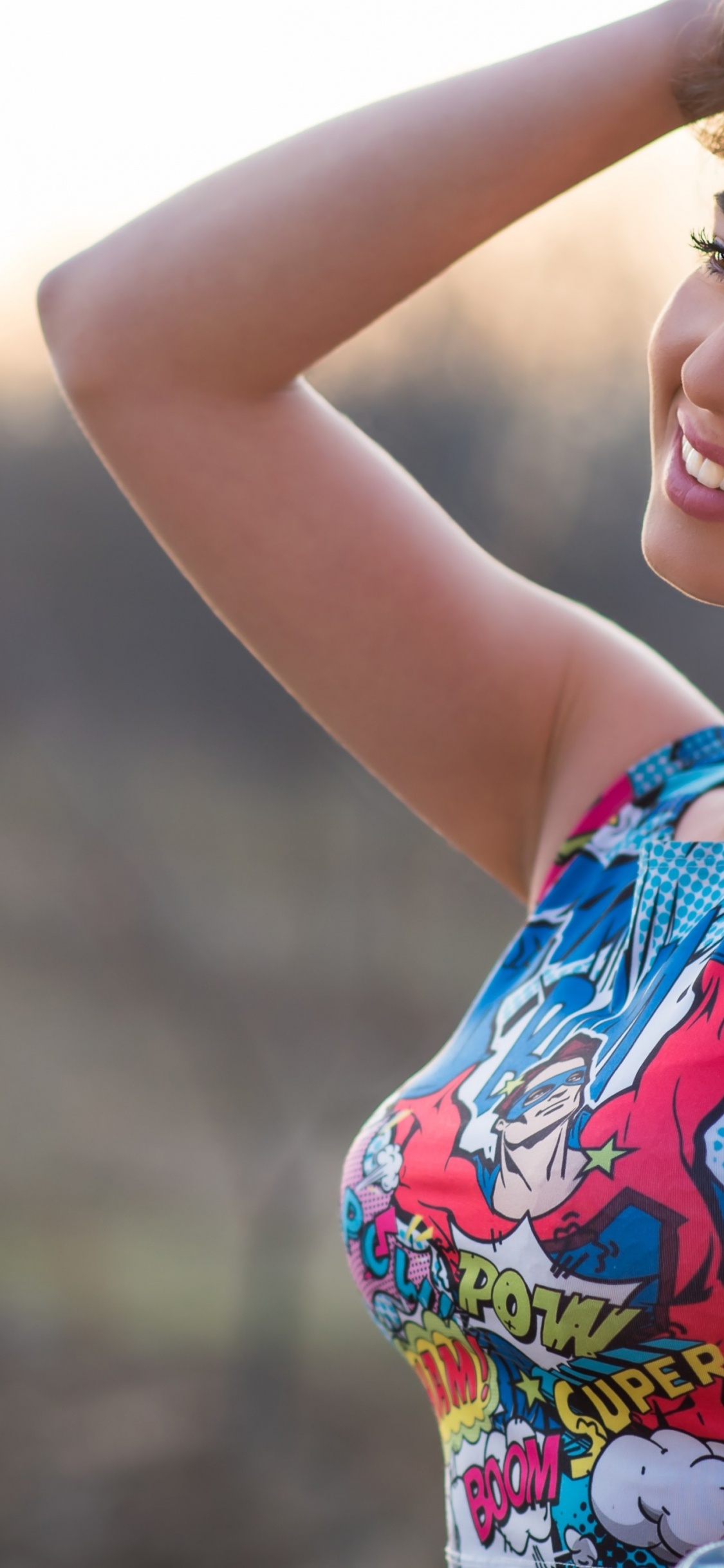 Kylie Jenner, Articulación, Cabeza, Sonrisa, Mano. Wallpaper in 1125x2436 Resolution