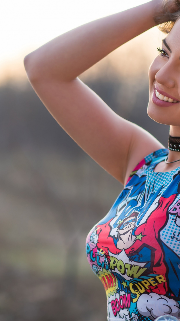 Kylie Jenner, Joint, Kopf, Lippe, Lächeln. Wallpaper in 750x1334 Resolution