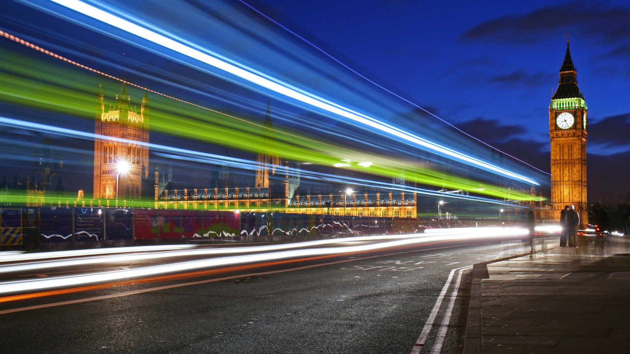 Zeitrafferaufnahmen Von Autos Auf Der Straße Während Der Nachtzeit. Wallpaper in 1280x720 Resolution