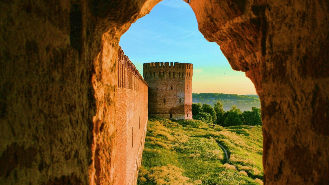 Formation de Roche Brune Près du Champ D'herbe Verte Pendant la Journée. Wallpaper in 1366x768 Resolution