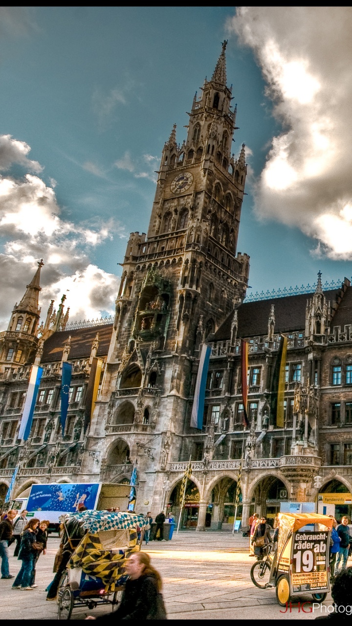 Leute, Die Tagsüber in Der Nähe Eines Braunen Betongebäudes Gehen. Wallpaper in 720x1280 Resolution