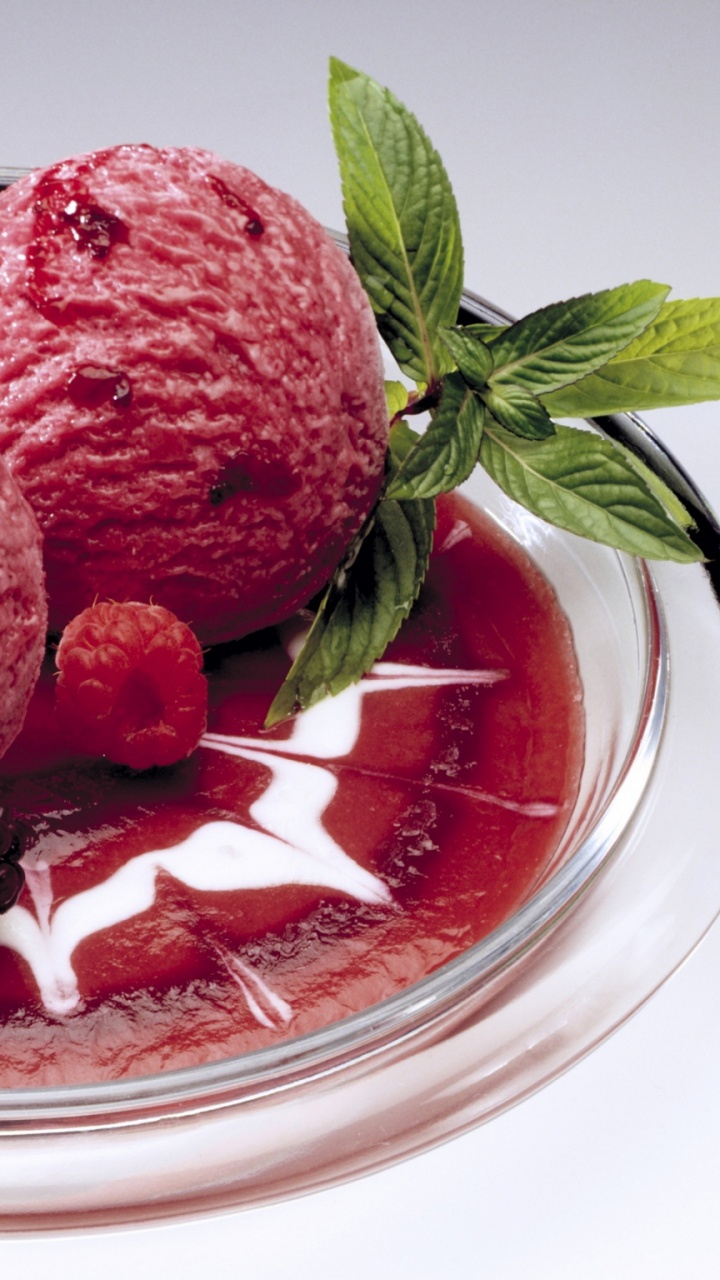 Helado de Fresa en un Tazón de Vidrio Transparente. Wallpaper in 720x1280 Resolution