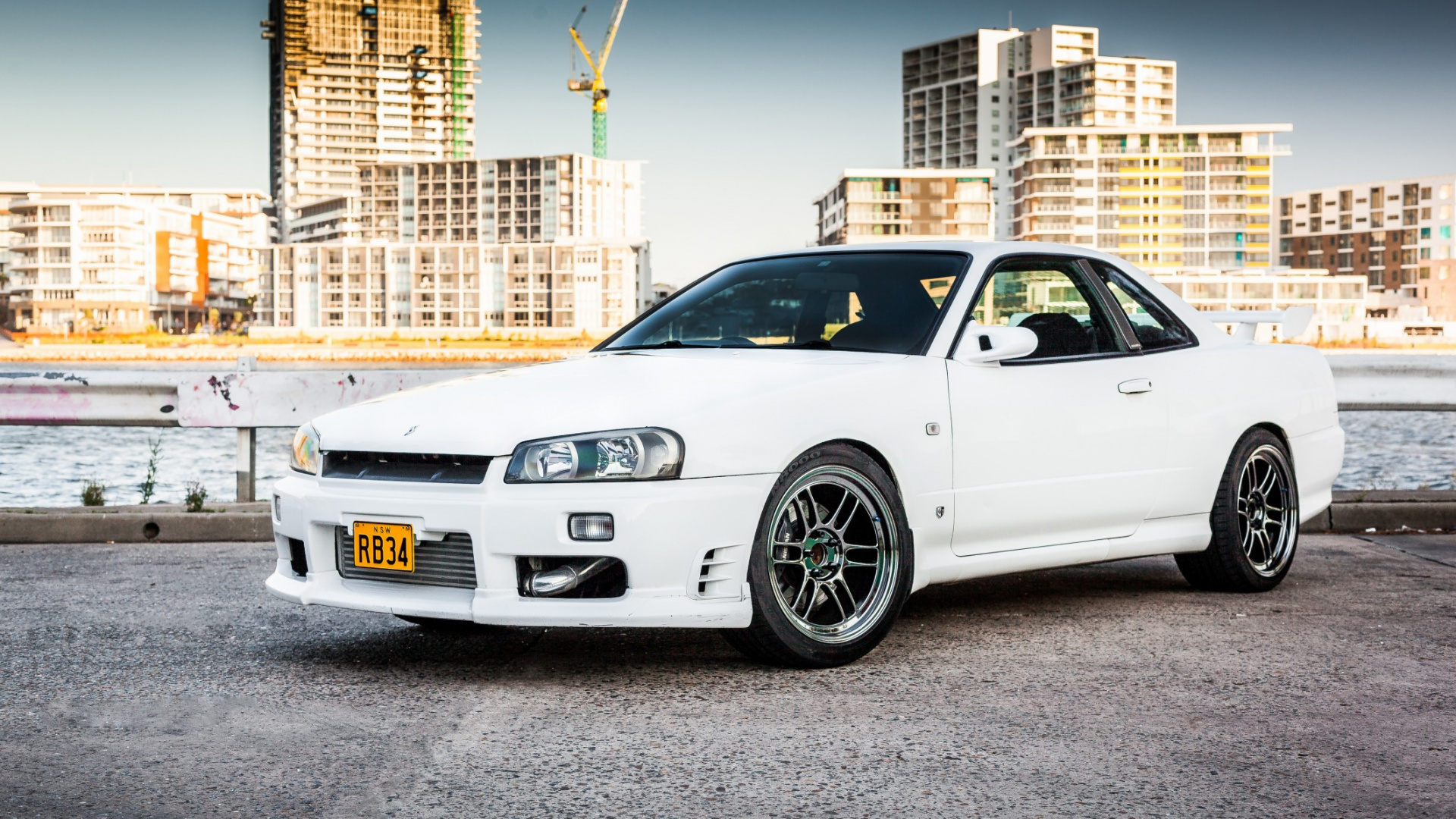 Weißes Mercedes Benz Coupé Tagsüber Unterwegs. Wallpaper in 1920x1080 Resolution