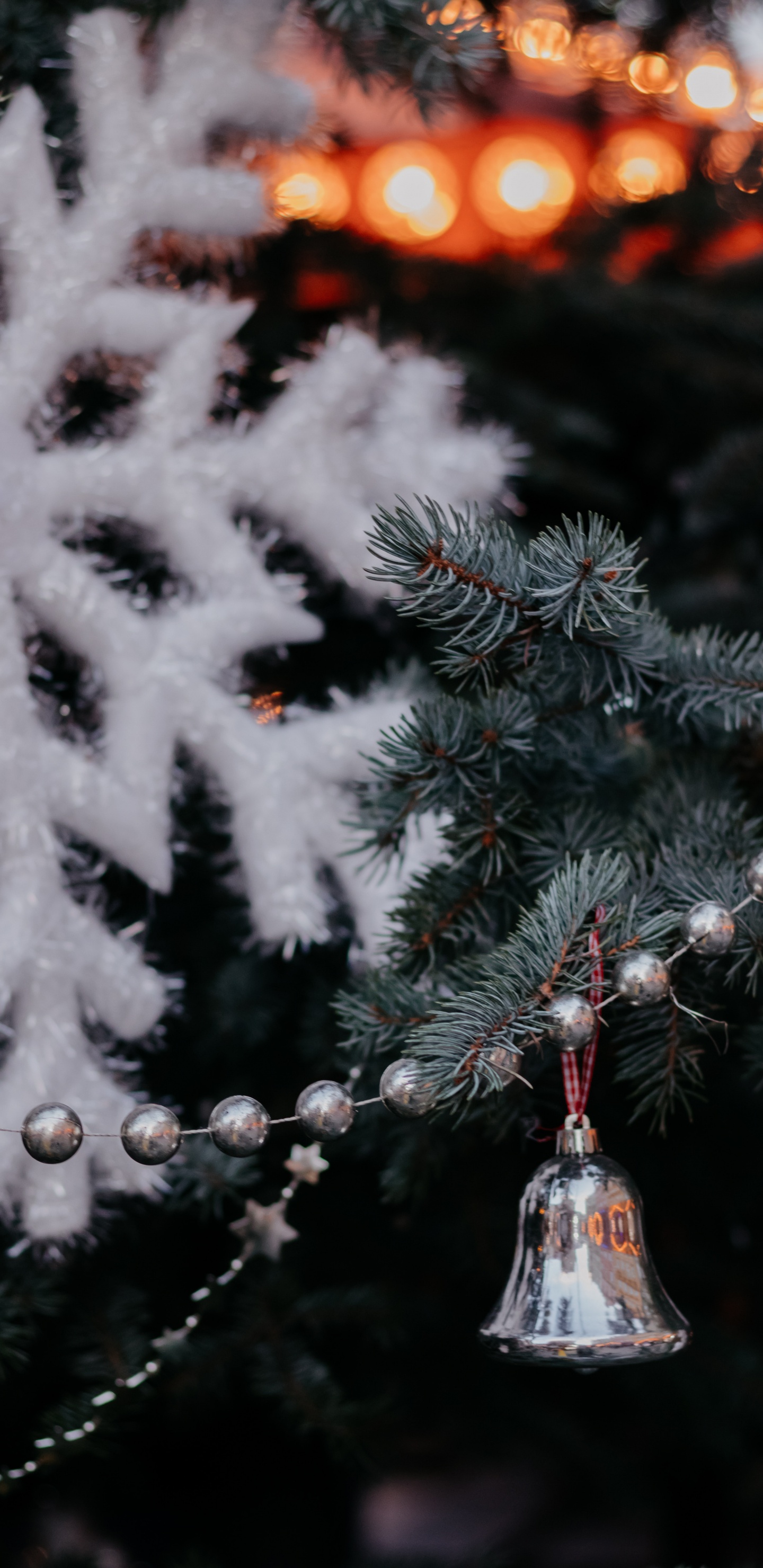 Flocons de Neige Blancs Sur Pin Vert. Wallpaper in 1440x2960 Resolution