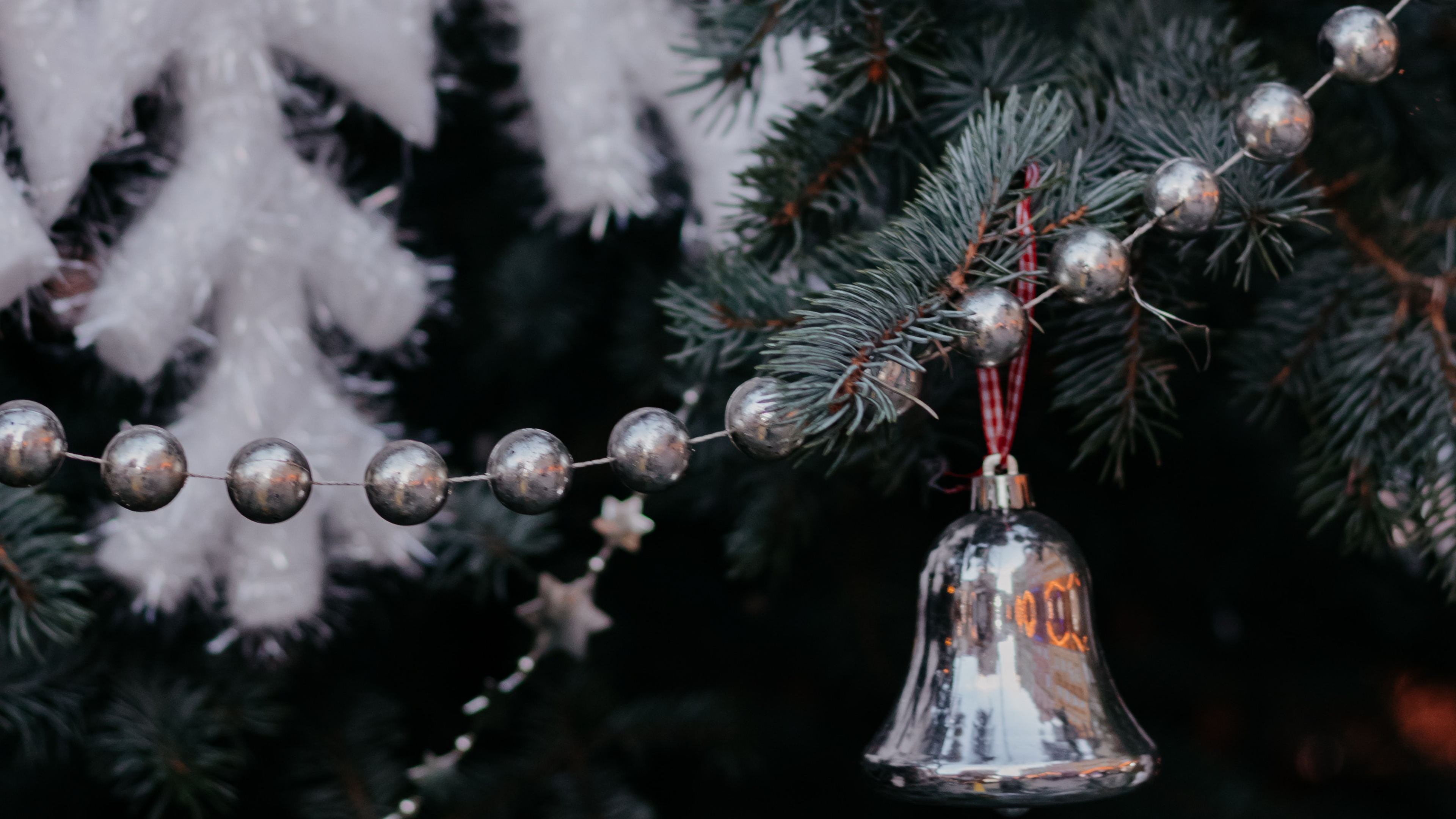 White Snow Flakes on Green Pine Tree. Wallpaper in 3840x2160 Resolution