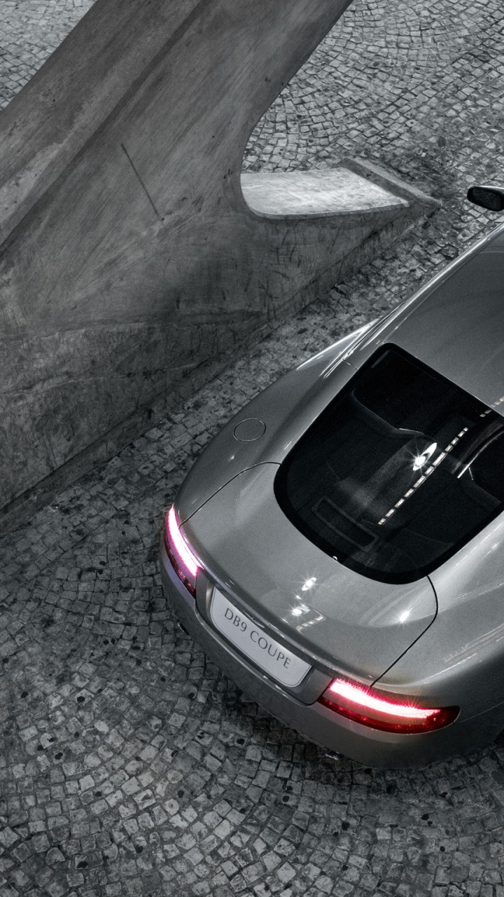 Porsche 911 Argent Sur Route. Wallpaper in 720x1280 Resolution