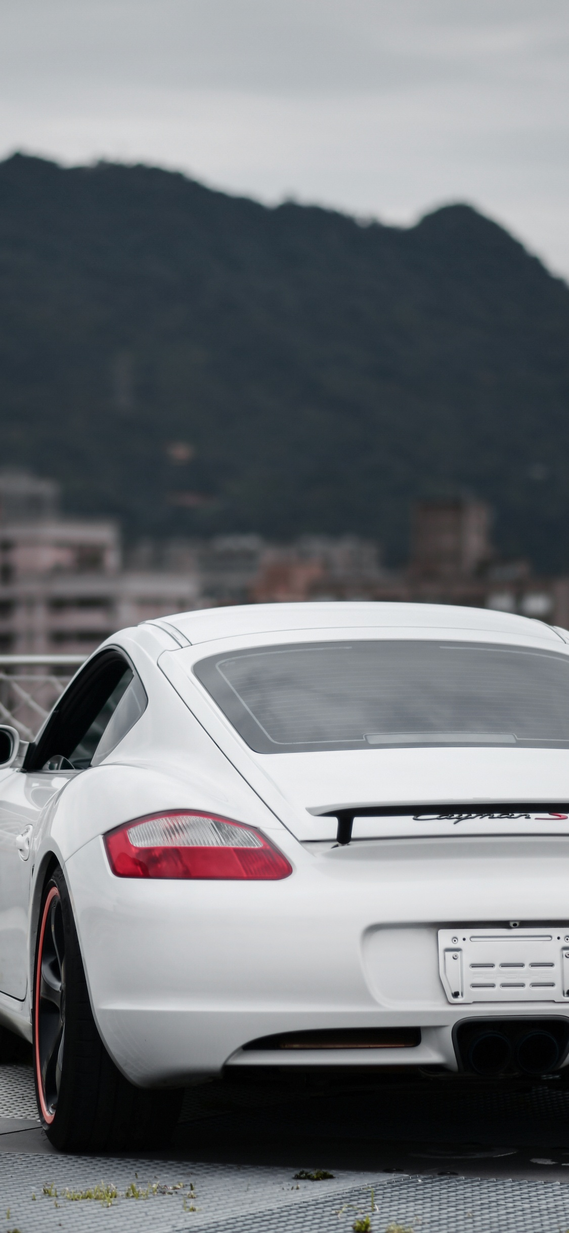 Porsche 911 Blanche Sur Route Pendant la Journée. Wallpaper in 1125x2436 Resolution