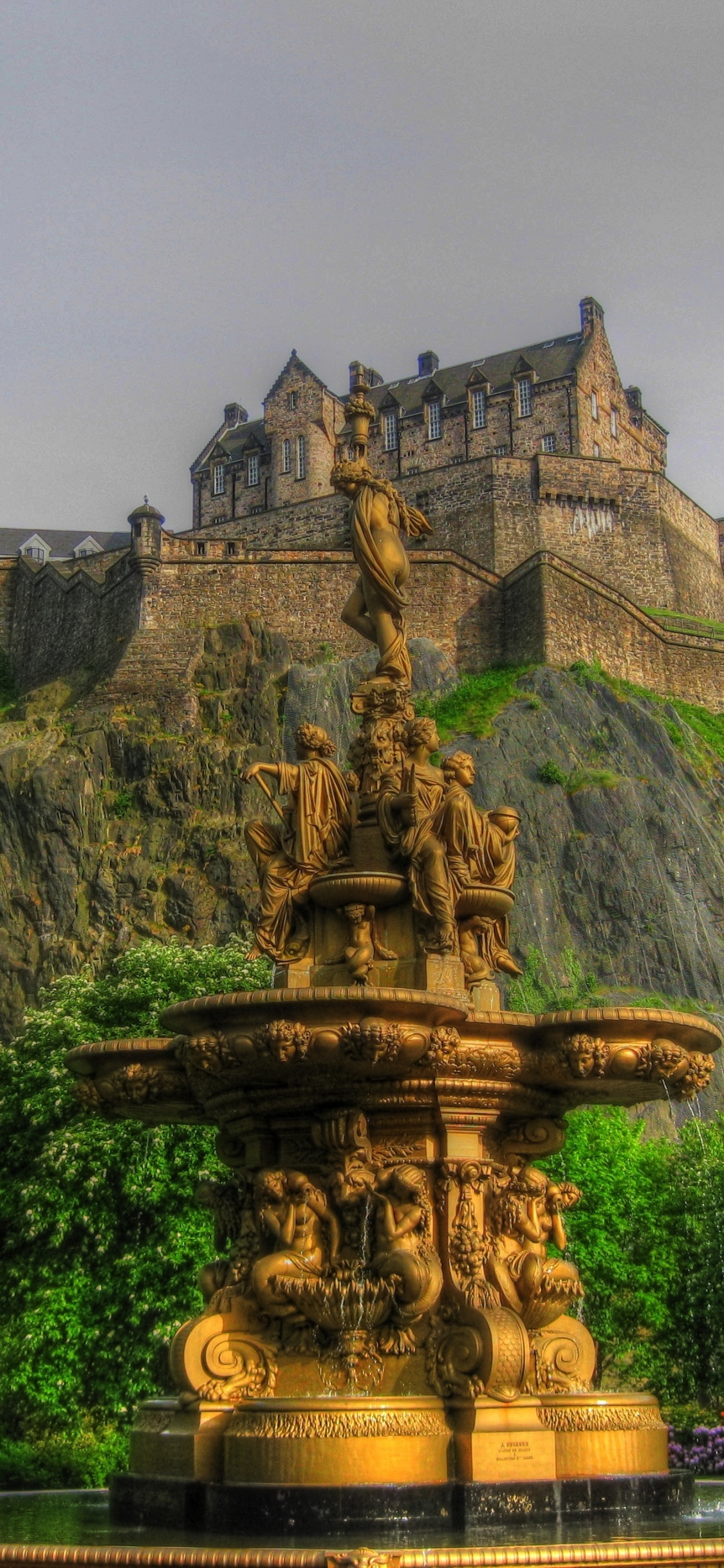 Fuente de Hormigón Marrón Cerca de Árboles Verdes Bajo Nubes Blancas Durante el Día. Wallpaper in 1125x2436 Resolution