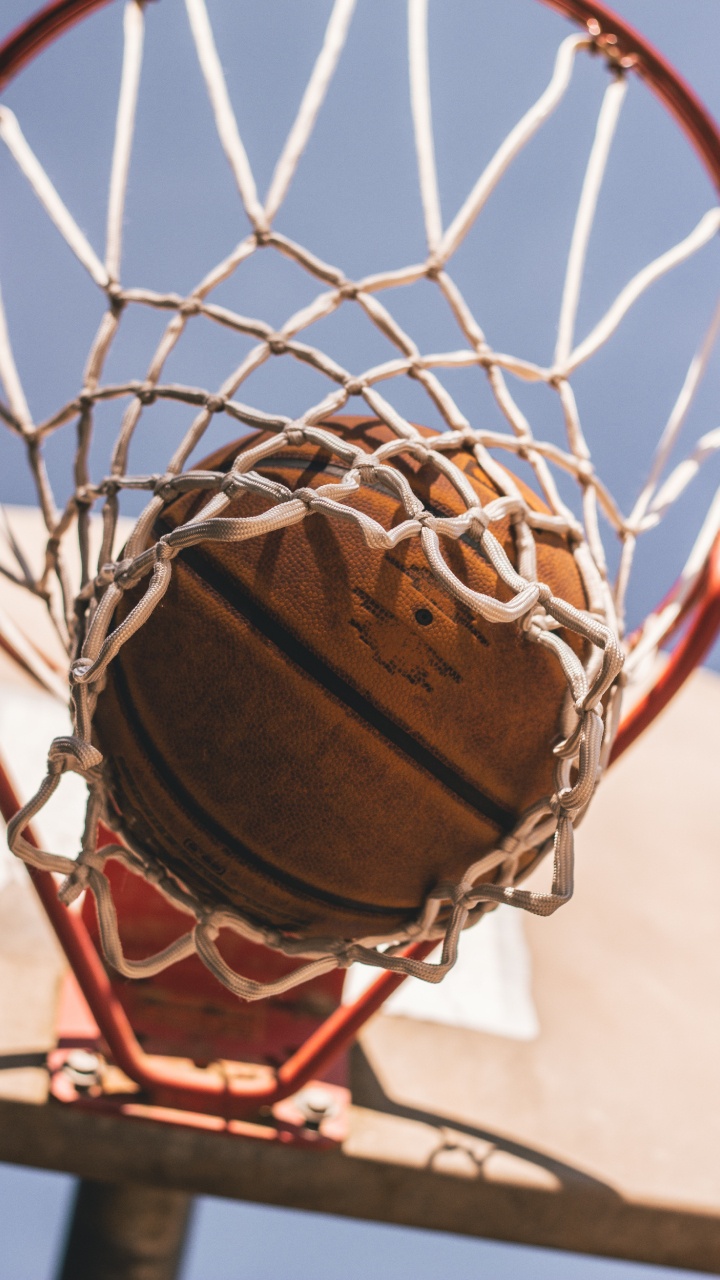 Baloncesto Marrón en Aro de Baloncesto. Wallpaper in 720x1280 Resolution