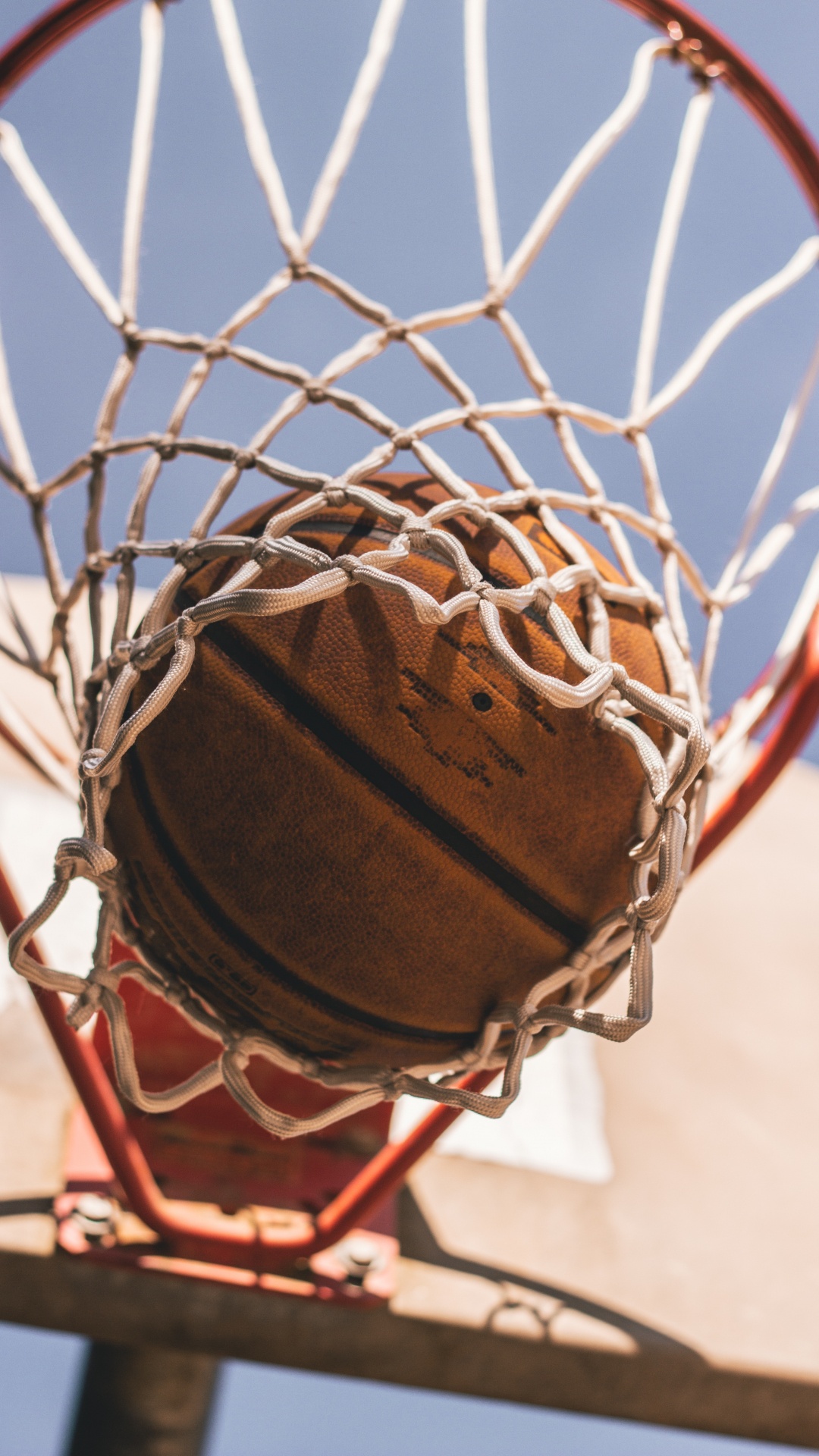 Brauner Basketball Auf Basketballkorb. Wallpaper in 1080x1920 Resolution