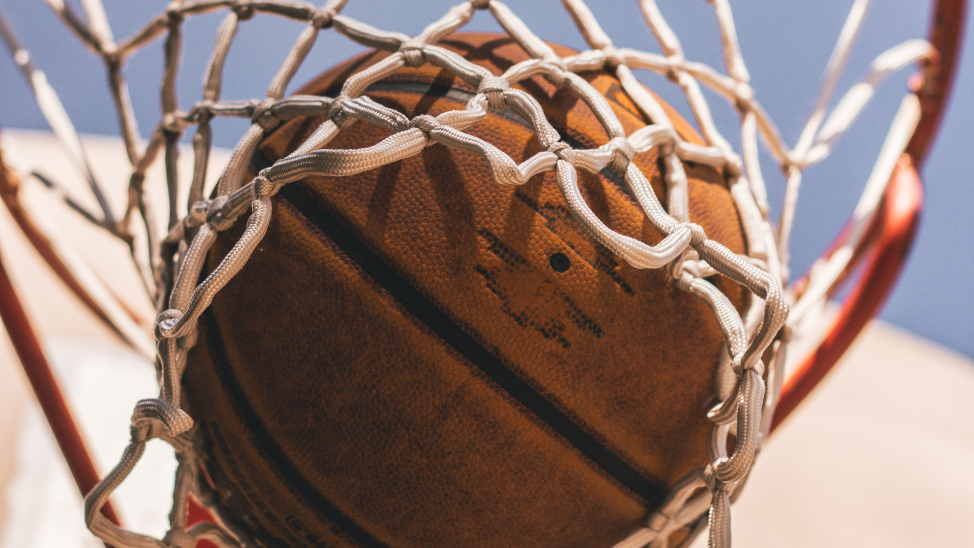 Basket Marron Sur Panier de Basket. Wallpaper in 1920x1080 Resolution