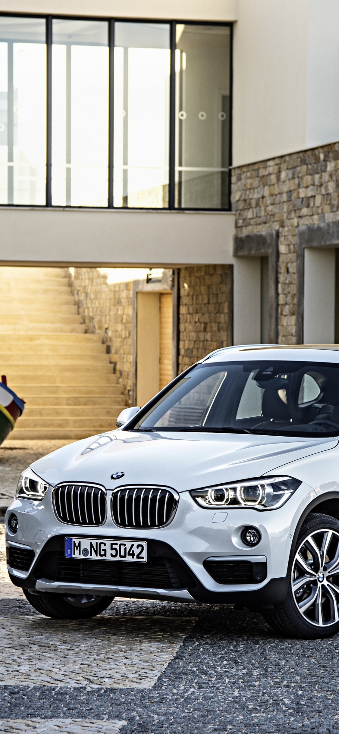 Argent Bmw m 3 Garé à Côté du Bâtiment Beige. Wallpaper in 1125x2436 Resolution